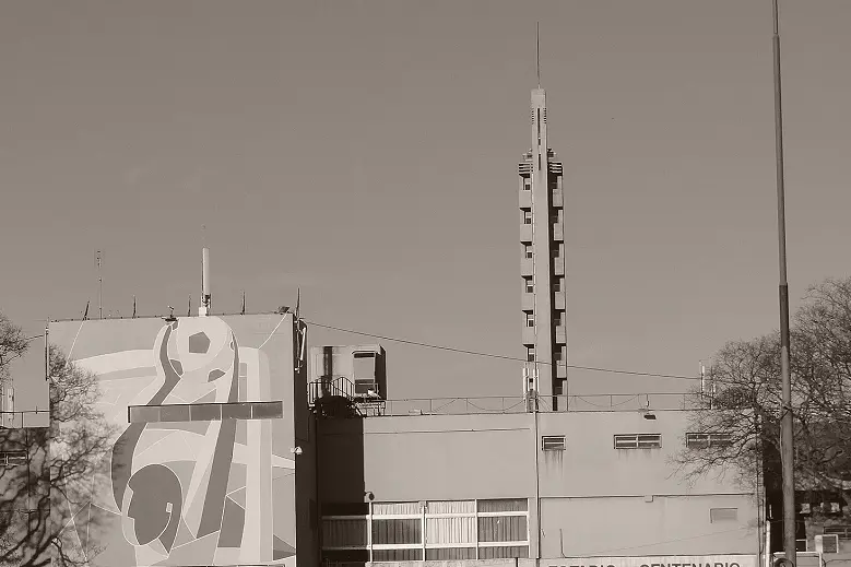 高原球场与看台背景下的赛前热身(场地与草皮是最后一层变量)